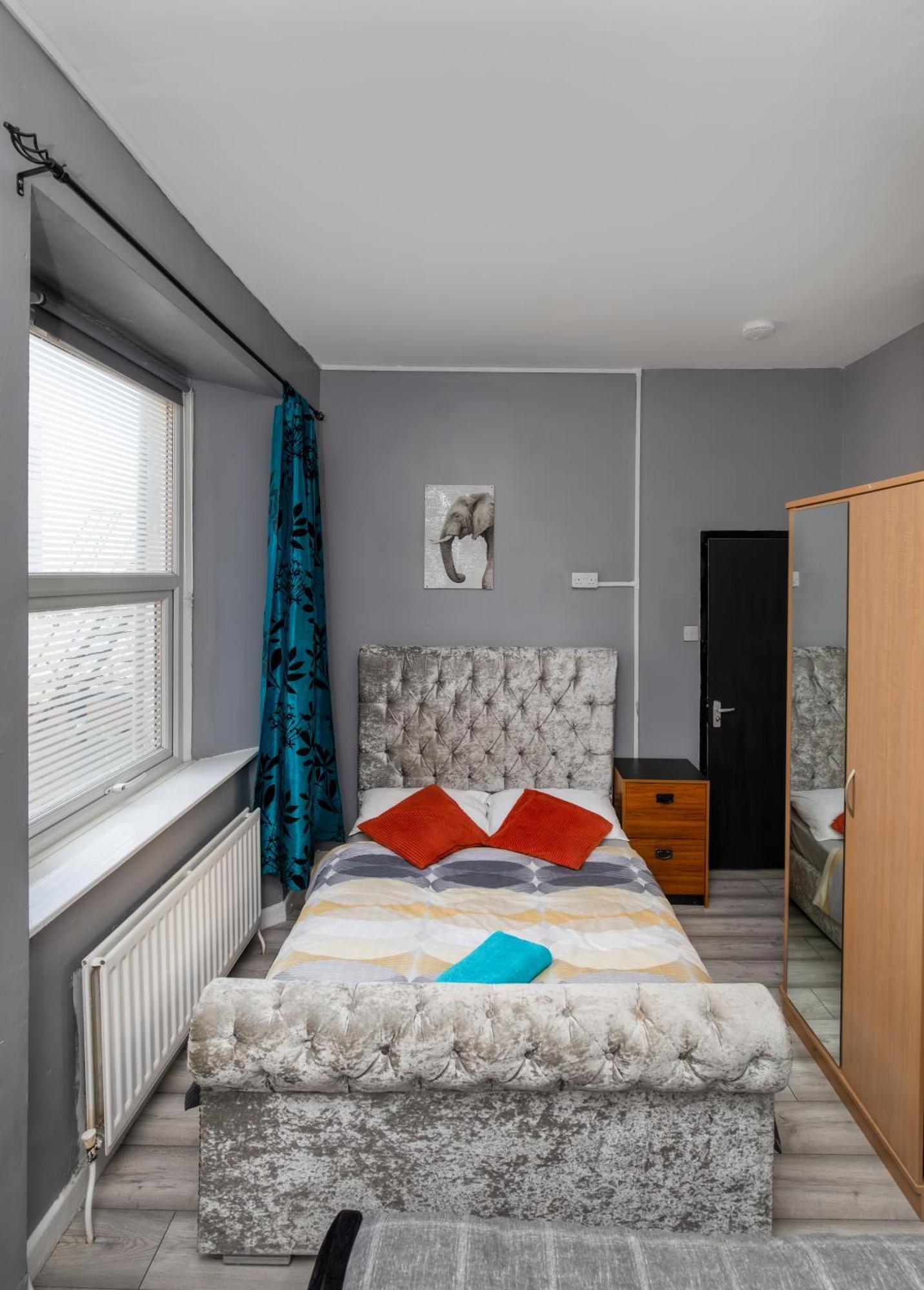 Centre Super Spacious Town House Free Parking And Wi-fi * Newcastle Upon Tyne